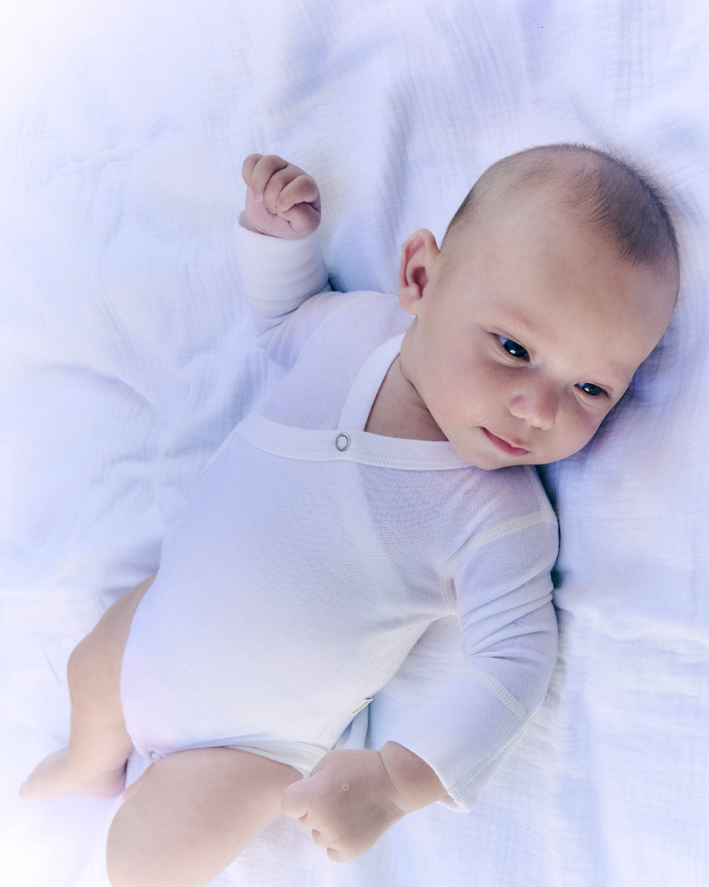 Baby im Wickelbody von Woolrex